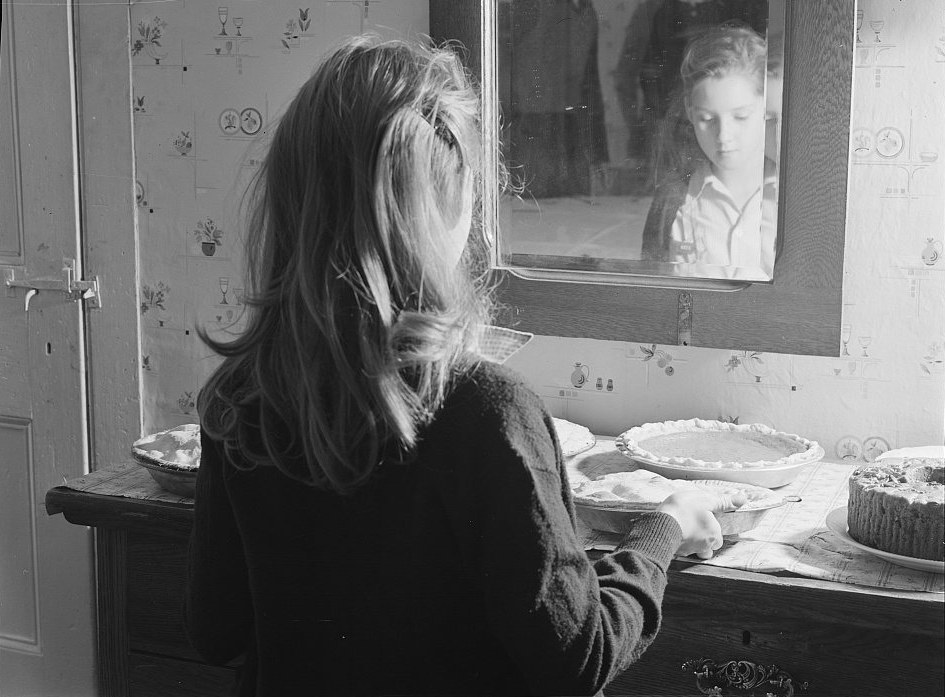 A girl looks at pumpkin pies set out on a dresser at the Crouch family Thanksgiving dinner in Ledyard, Connecticut, November 1940. Photo: Jack Delano, Library of Congress Prints & Photographs Division, no known restrictions