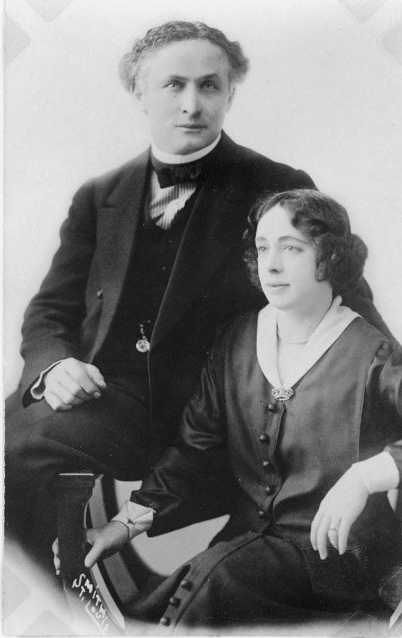 Harry and Bess Houdini in a studio portrait, about 1922. Library of Congress Prints and Photographs Division, no known restrictions