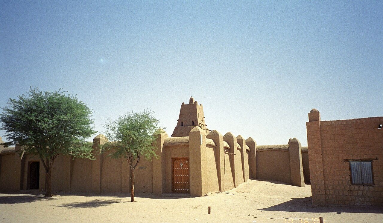 Photograph of the mud-brick Sankoré mosque in Timbuktu, Mali, with its pyramid-shaped minaret. upyernoz, CC BY 2.0, via Wikimedia Commons