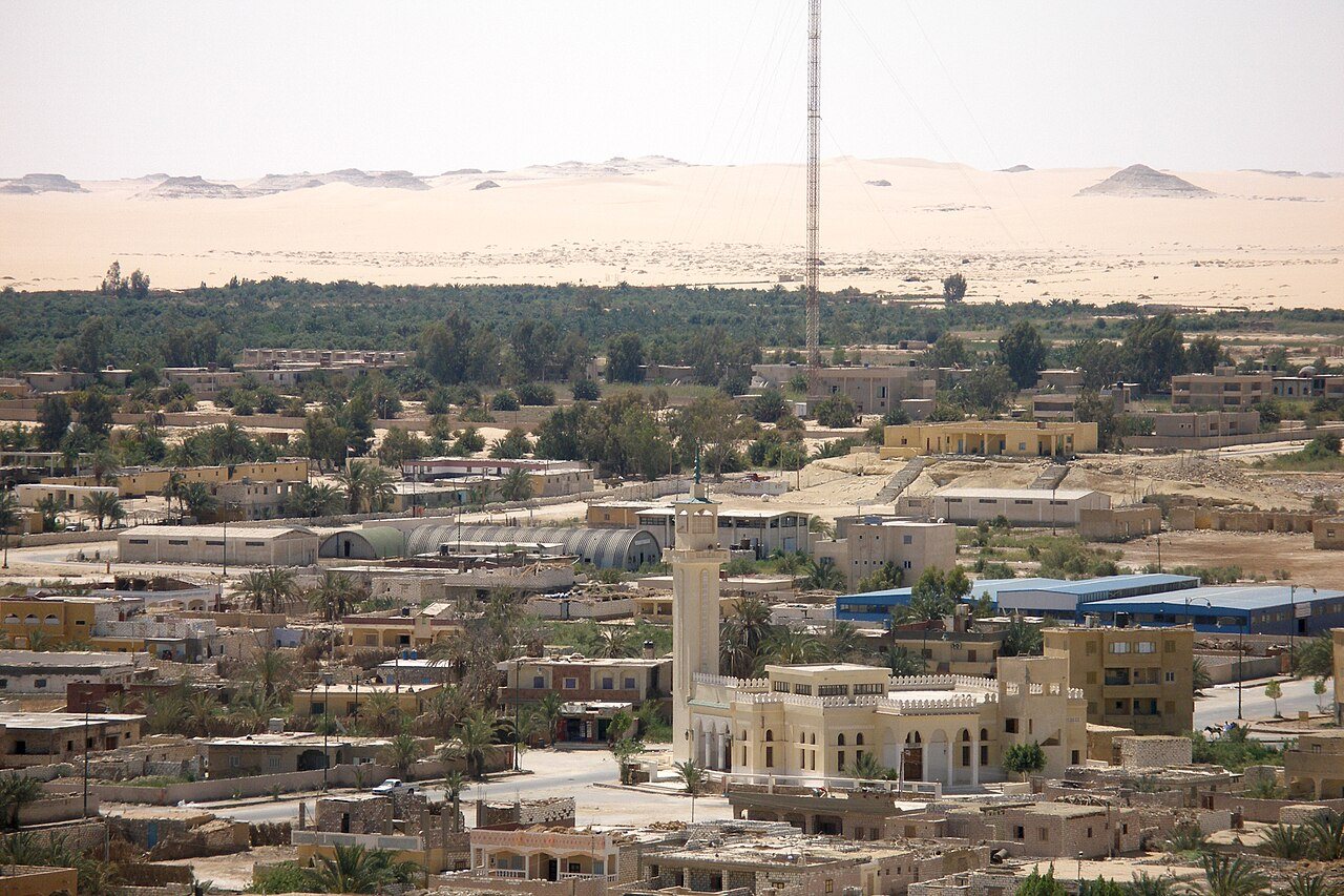 The town of Siwa today, with the desert beyond the palm groves. Photo: Vyacheslav Argenberg, CC BY 4.0, via Wikimedia Commons